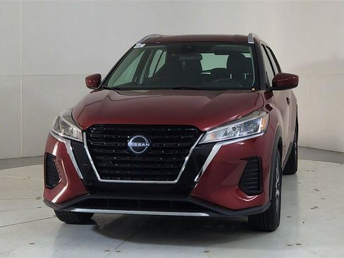 Used 2023 Nissan Kicks SV image 2