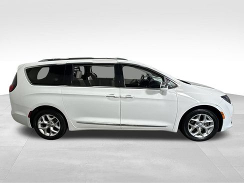 Used 2020 Chrysler Pacifica Limited FWD image 9
