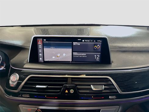 Used 2022 BMW 740i w/ M Sport Package RWD image 9