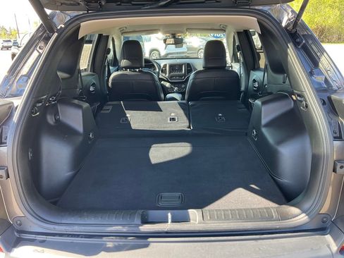 Used 2019 Jeep Cherokee Latitude Plus w/ Comfort/Convenience Group AWD/4WD image 27
