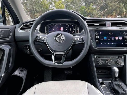 Certified 2020 Volkswagen Tiguan SE image 19
