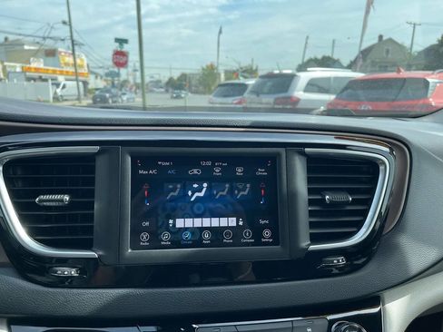 Used 2020 Chrysler Voyager Lxi image 25