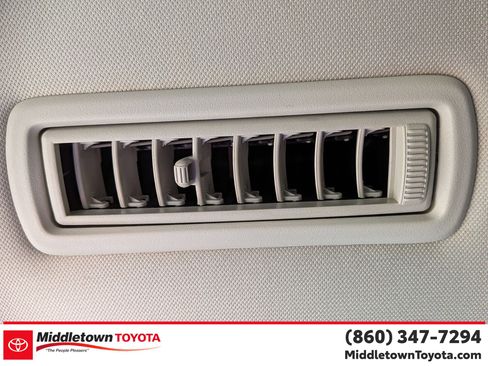 Certified 2024 Toyota Highlander XLE image 29