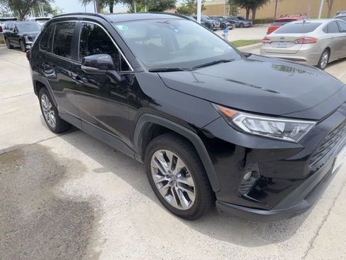 Used 2019 Toyota RAV4 XLE Premium FWD image 4