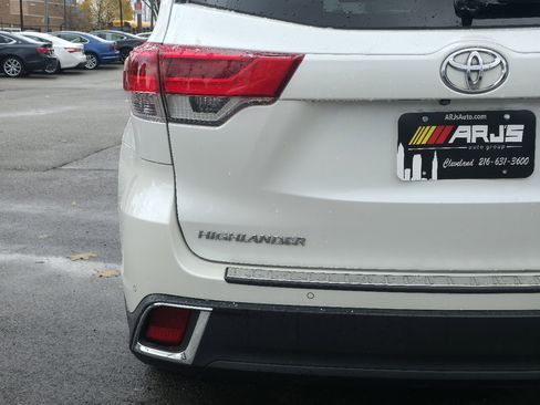 Used 2017 Toyota Highlander Limited image 8