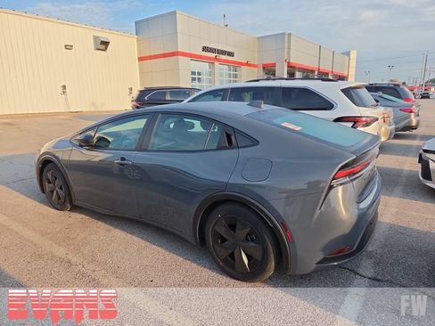 Used 2025 Toyota Prius LE FWD image 3