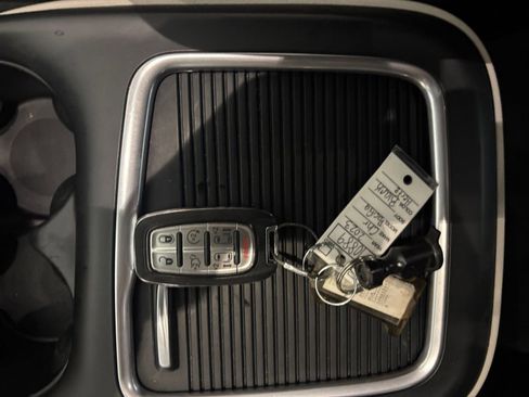 Used 2023 Chrysler Pacifica Touring-L image 21