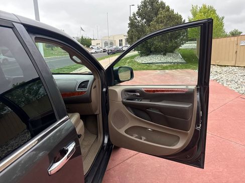 Used 2015 Chrysler Town & Country Touring-L w/ Driver Convenience Group FWD image 33