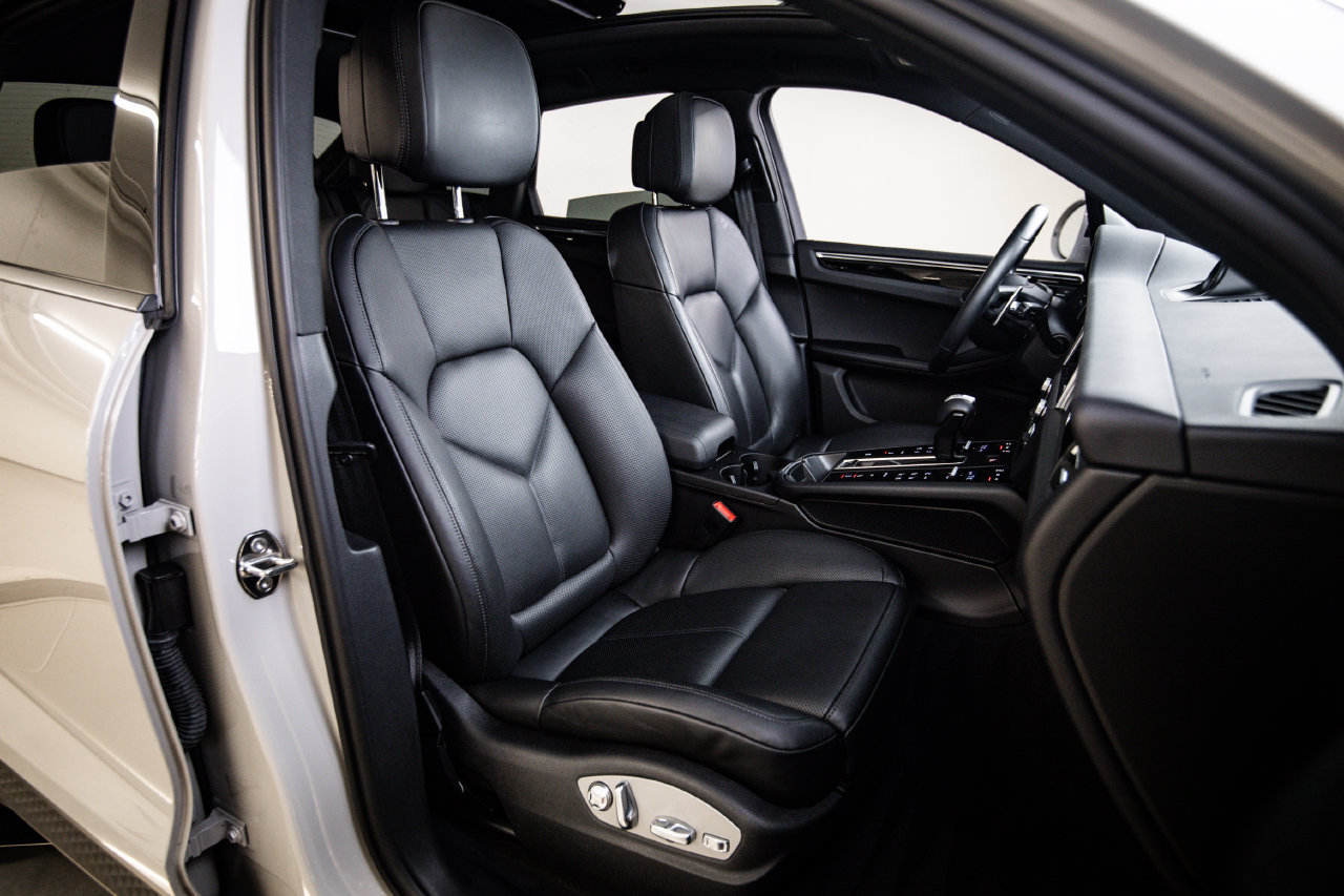Certified 2024 Porsche Macan AWD/4WD image 29