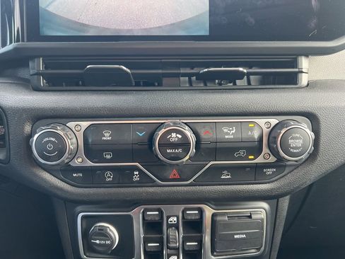 Used 2024 Jeep Wrangler Sport S image 21