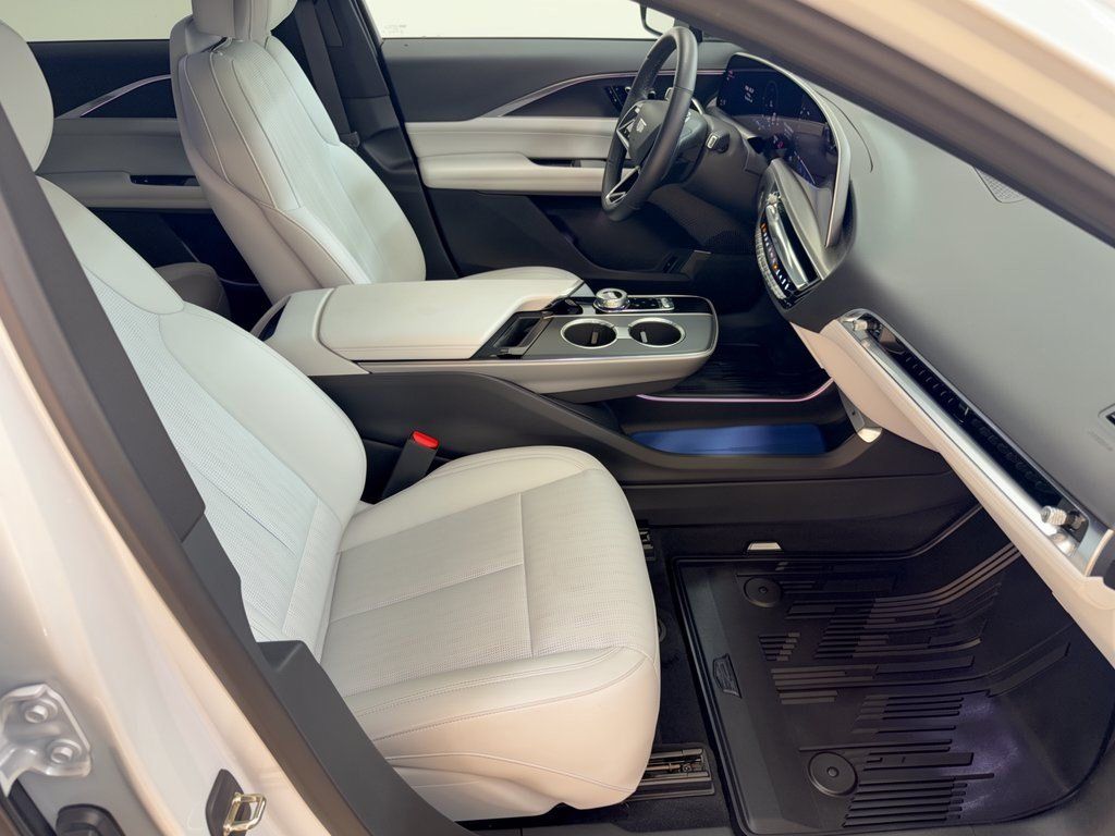 Used 2024 Cadillac Lyriq Sport RWD image 30