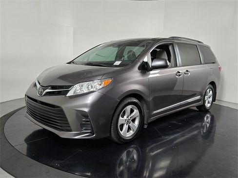 Used 2019 Toyota Sienna LE image 2