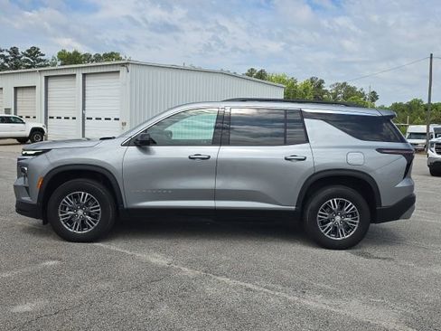 Used 2024 Chevrolet Traverse LT FWD image 2
