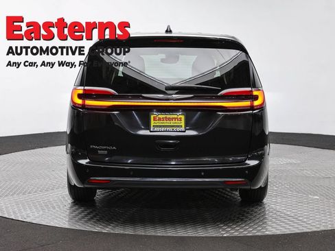 Used 2023 Chrysler Pacifica Touring-L FWD image 6