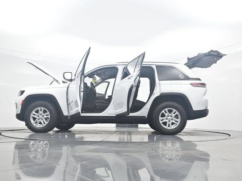 Used 2023 Jeep Grand Cherokee Laredo RWD image 43