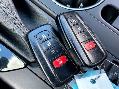 Used 2021 Toyota Highlander LE image 15