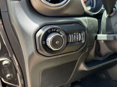 Used 2018 Jeep Wrangler Unlimited Rubicon AWD/4WD image 37