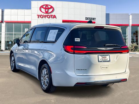 Used 2023 Chrysler Pacifica Touring-L image 5