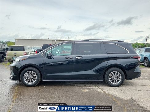 Used 2024 Toyota Sienna XLE image 3