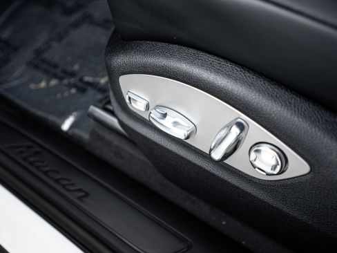 Certified 2025 Porsche Macan image 18