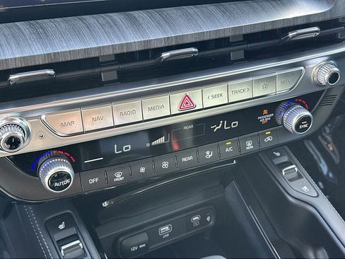 Used 2025 Kia Telluride SX w/ SX Captain's Chair Package image 17