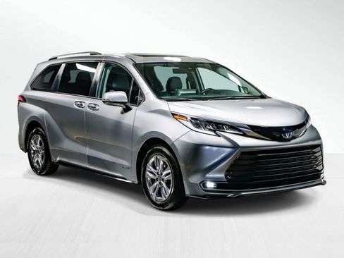 Used 2021 Toyota Sienna Limited image 6