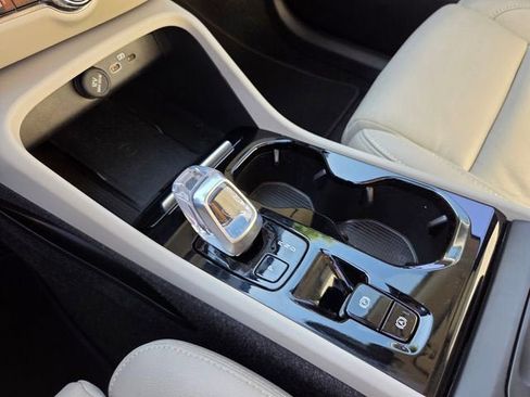 Used 2023 Volvo XC40 B4 Ultimate FWD image 28