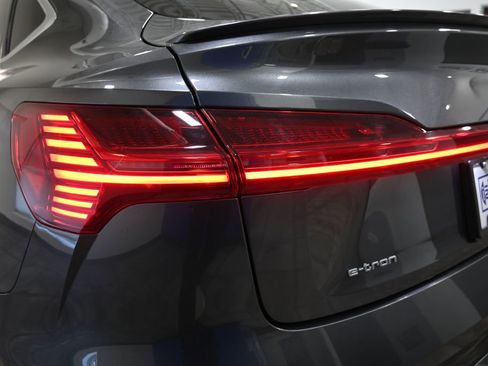 Used 2022 Audi e-tron Prestige image 37