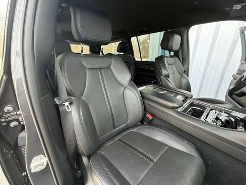 Used 2022 Jeep Wagoneer Series III AWD/4WD image 28