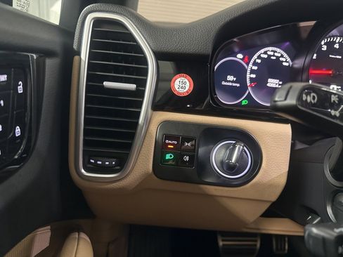 Used 2019 Porsche Cayenne S image 23