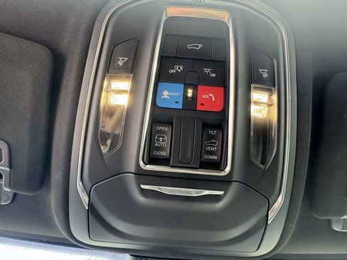 Used 2025 Jeep Grand Cherokee Altitude AWD/4WD image 27