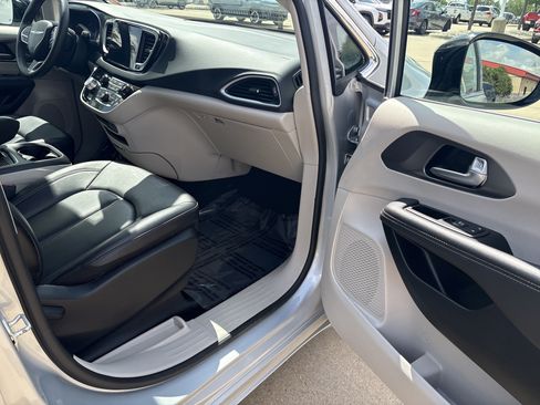 Used 2024 Chrysler Pacifica Touring-L FWD image 17