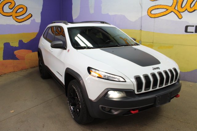 Used 2018 Jeep Cherokee Trailhawk AWD/4WD image 2