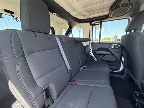 Used 2021 Jeep Wrangler Unlimited Sahara AWD/4WD image 18