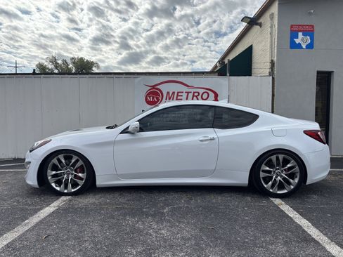 Used 2016 Hyundai Genesis Coupe 3.8 image 2