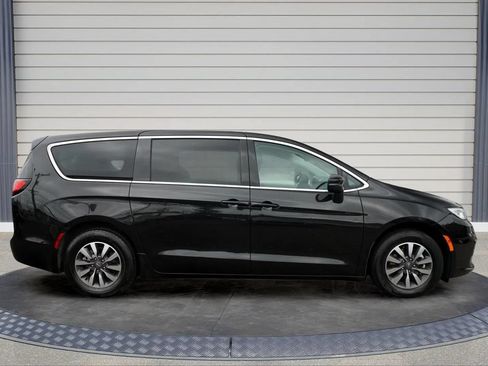 Used 2023 Chrysler Pacifica Touring-L FWD image 8