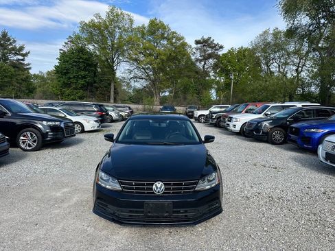 Used 2018 Volkswagen Jetta SE FWD image 2
