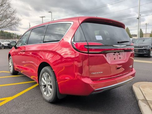 New 2026 Chrysler Pacifica Limited image 5