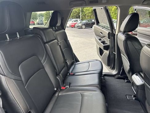Used 2024 Nissan Pathfinder SL FWD image 11