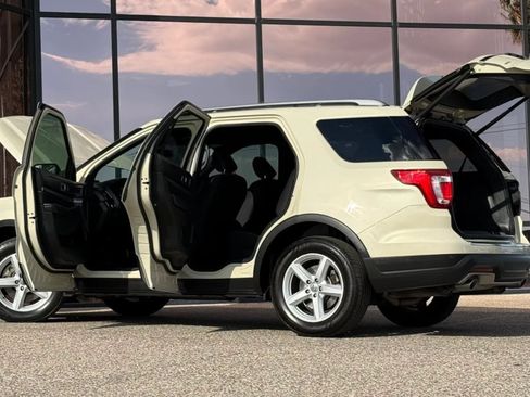 Used 2018 Ford Explorer XLT w/ Equipment Group 201A FWD image 29