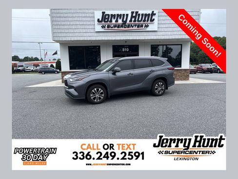 Used 2021 Toyota Highlander XLE AWD/4WD image 1