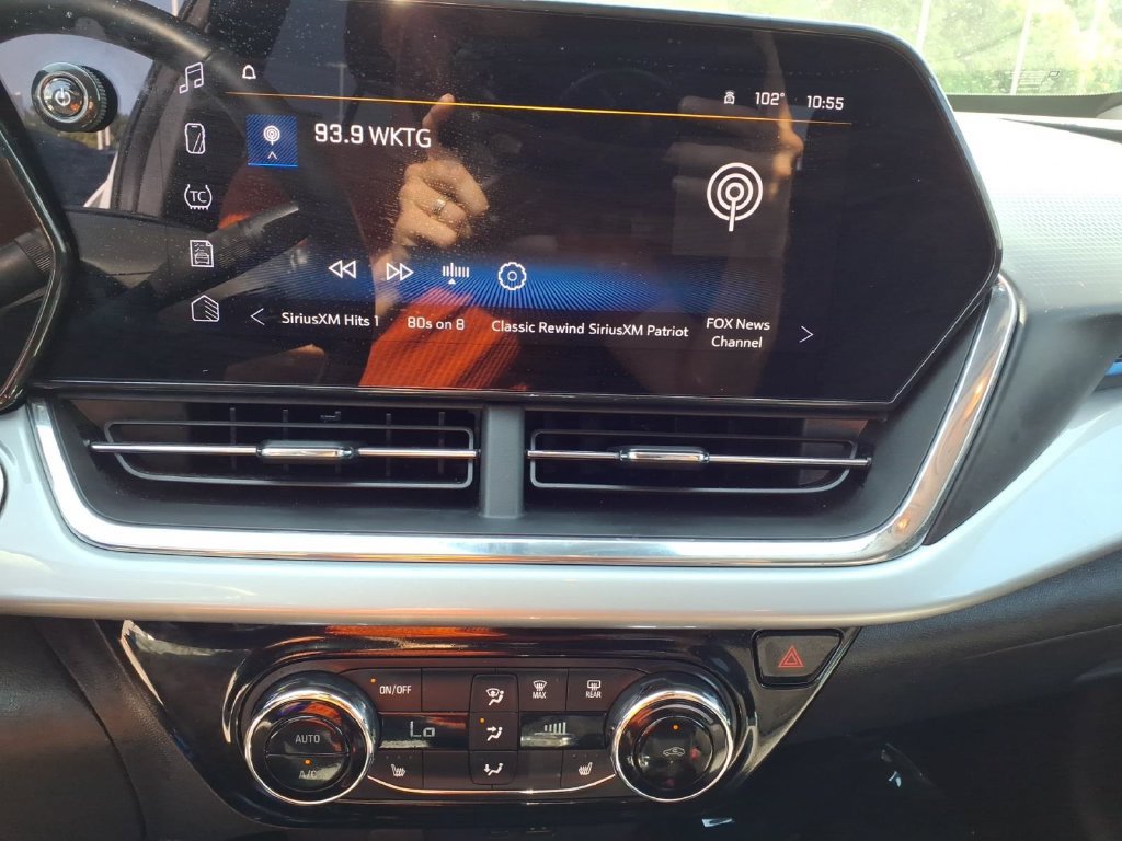 Used 2025 Chevrolet Trax LT w/ LT Convenience Package FWD image 9