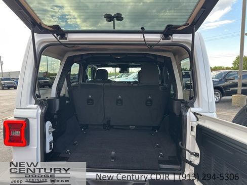 Used 2025 Jeep Wrangler Unlimited Sahara AWD/4WD image 12