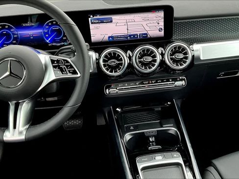 Used 2024 Mercedes-Benz EQB 300 4MATIC image 7