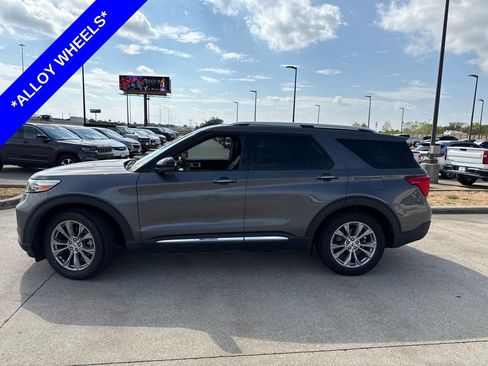 Used 2022 Ford Explorer Limited w/ Equipment Group 301A RWD image 3