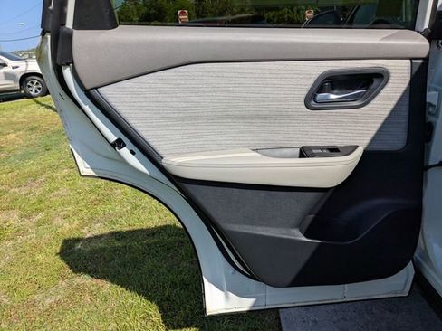 Used 2023 Nissan Rogue SV image 31