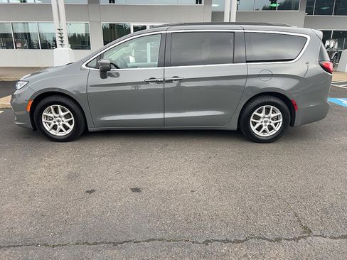 Used 2022 Chrysler Pacifica Touring-L image 7