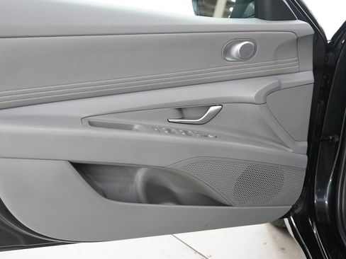 Used 2025 Hyundai Elantra SEL FWD image 17