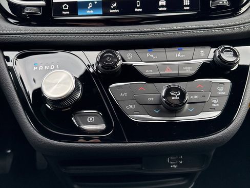 New 2026 Chrysler Pacifica Select image 16