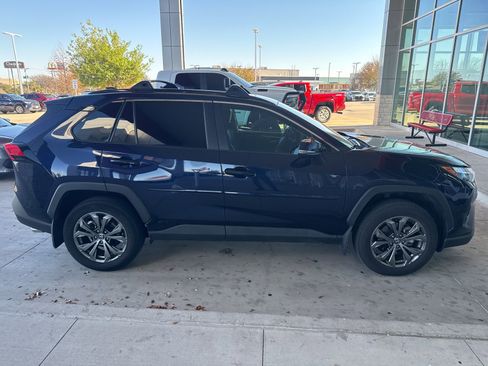 Used 2022 Toyota RAV4 XLE Premium image 9